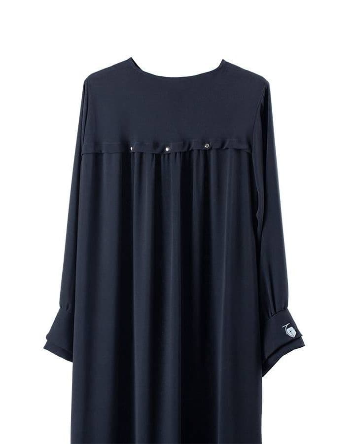 Bagian belakang dress dengan aksen ruffles