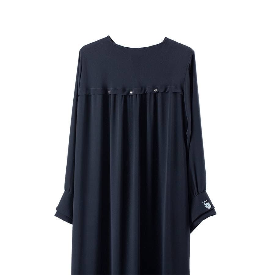 Bagian belakang dress dengan aksen ruffles