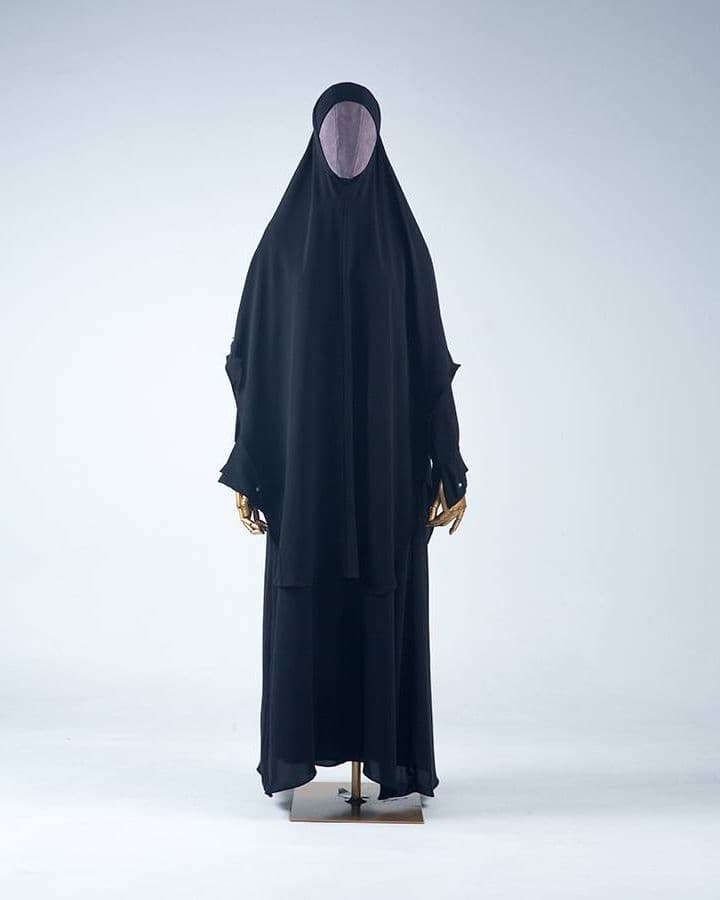Haya' Dress dan Fuse Khimar Split hitam pada manekin, tampak depan
