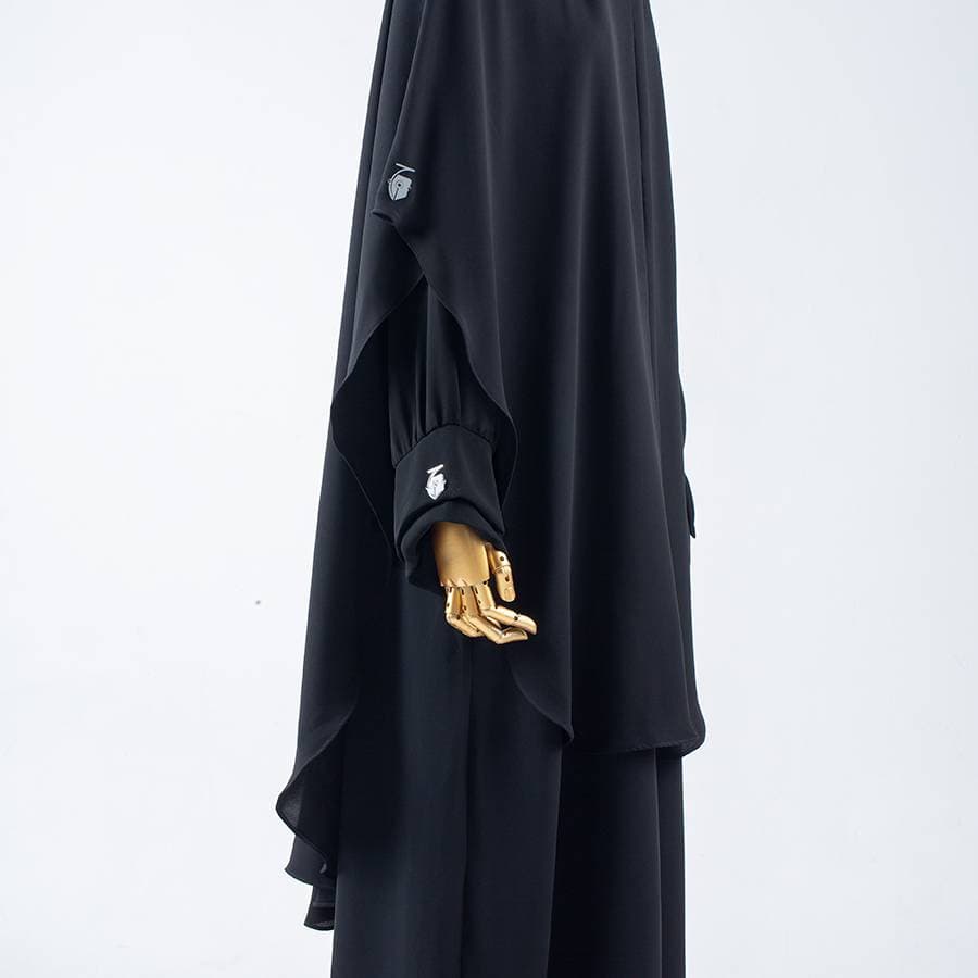 Manset dengan kancing kecil dan bordir logo Tahseel