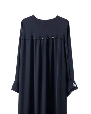 Bagian belakang dress dengan aksen ruffles