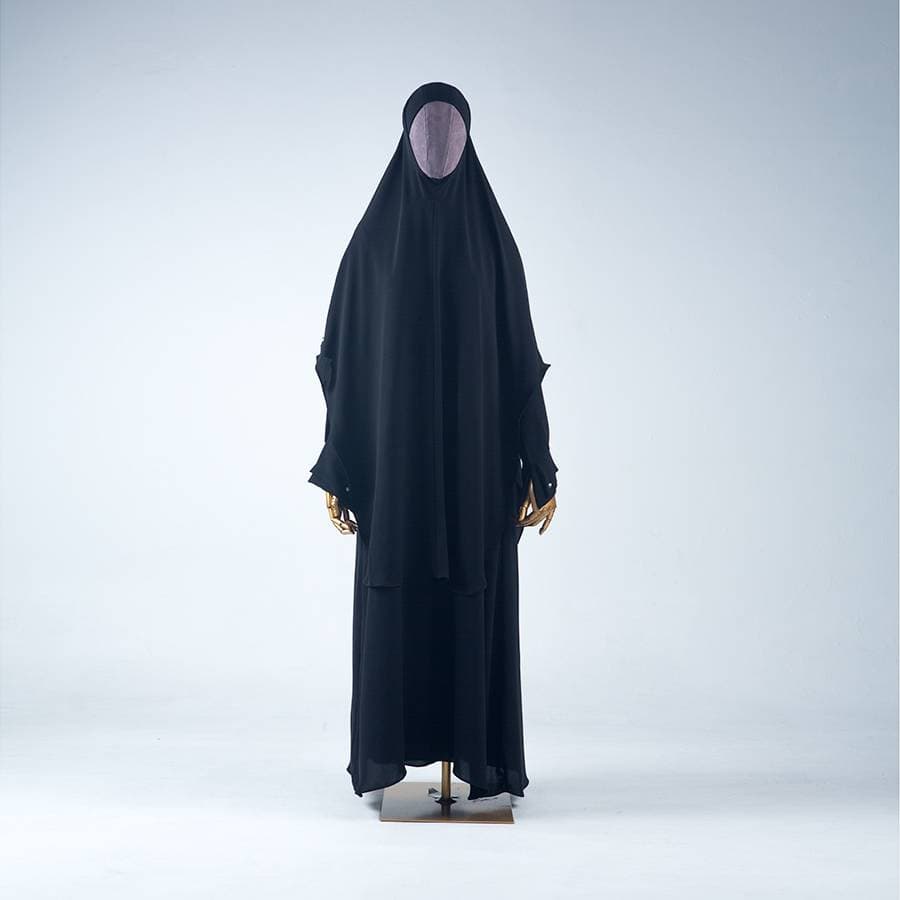 Haya' Dress dan Fuse Khimar Split hitam pada manekin, tampak depan