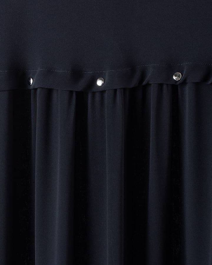 Detail mini studd di bagian belakang dress