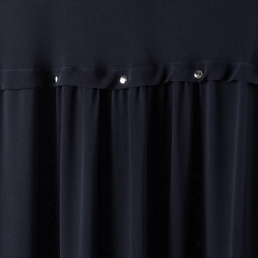 Detail mini studd di bagian belakang dress